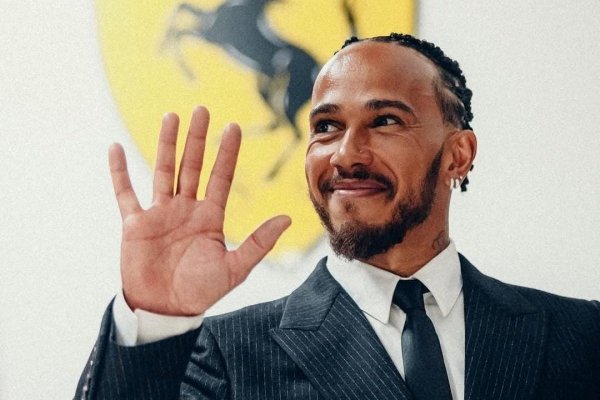 Lewis Hamilton de rojo: revelan la primera imagen del piloto que promete una nueva era para Ferrari