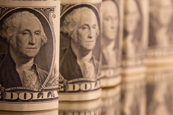 Dólar a la baja: Se acerca a los $980