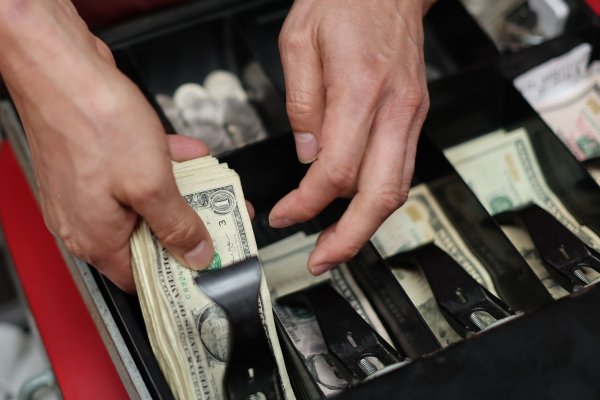 Dólar se dispara tras nuevas amenazas arancelarias de Trump