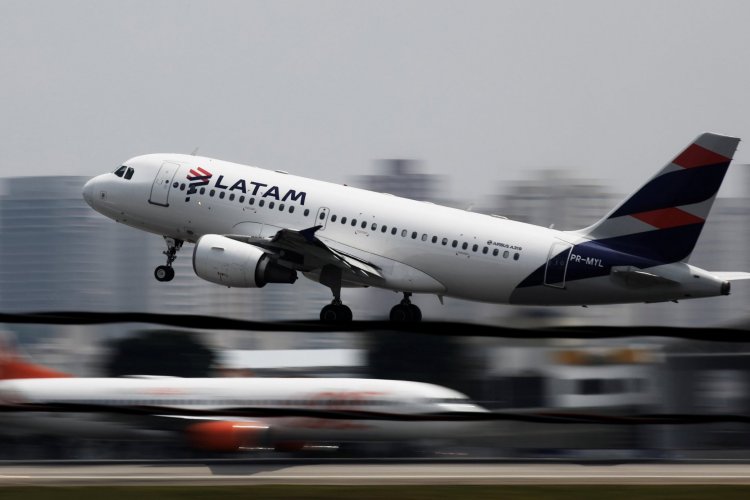 <p>CEO de Latam Brasil cuestiona fusión de Gol y Azul como solución para afrontar las deudas</p>