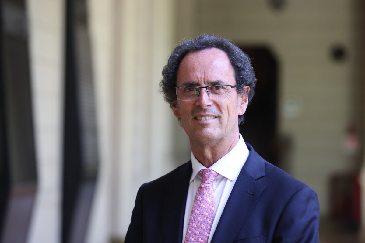 <p>Sismos, tenis y raíces asturianas: Las distintas aristas del nuevo rector UC</p>