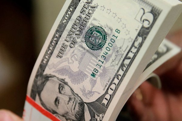 El dólar abre con una leve baja cerca de la marca de $970