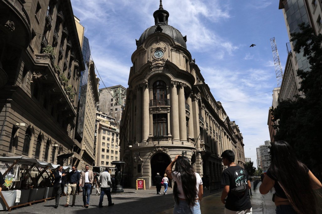 Bolsa chilena vuelve a subir: el IPSA toca por un instante los 7.300 puntos y busca un nuevo máximo histórico