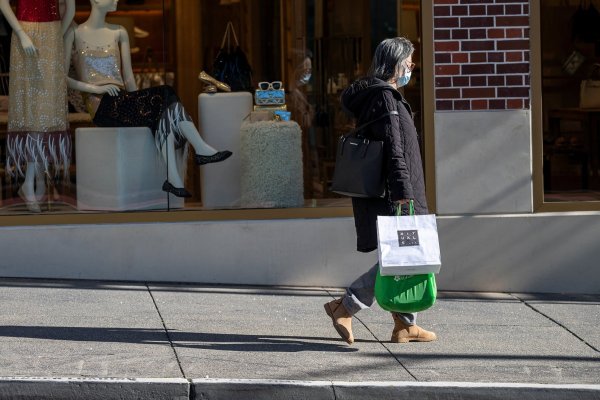Confianza de consumidores en EEUU cae a mínimo de siete meses por preocupaciones sobre la inflación