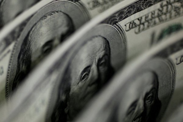 El dólar cae de $960 en la apertura por el avance en el precio del cobre y tras alto IPC en enero en Chile