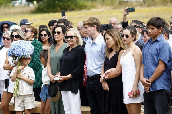 El ciprés, el almuerzo y el minuto de silencio: la íntima conmemoración de la familia Piñera