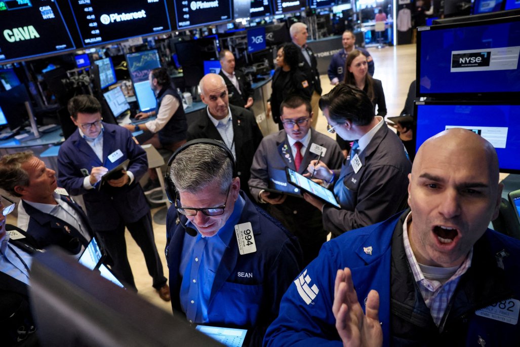Wall Street cae por preocupación inflacionaria tras reporte de empleo y encuesta de confianza del consumidor en EEUU