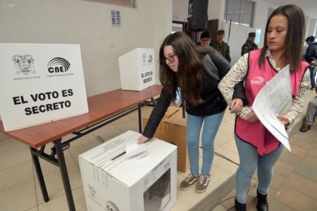 <p>En medio de una alta polarización, Ecuador acude a las urnas para votar por su próximo presidente</p>