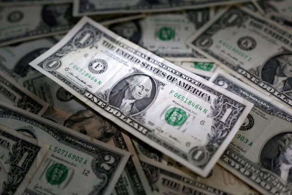 Dólar se dispara en apertura tras caída del cobre y temor por aranceles