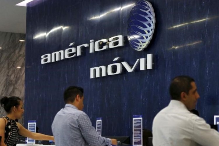 <p>Mexicana América Móvil reporta desplome de sus ganancias por pérdidas cambiarias, pero sus ingresos suben 18%</p>