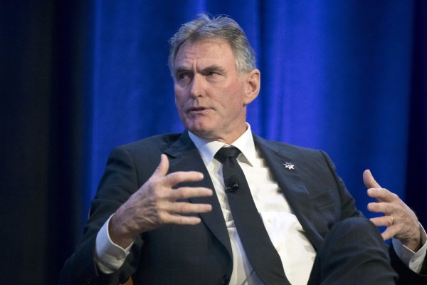 BHP nombra a Ross McEwan como nuevo presidente tras la salida de Ken MacKenzie