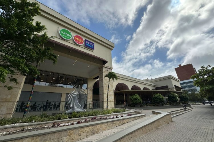 <p>Cenco Altos del Prado en Barranquilla instala más de 1.220 paneles solares para uso de energías limpias en las áreas comunes del mall</p>