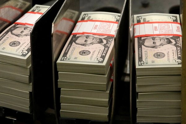 El dólar se deprecia mientras el cobre se mantiene firme