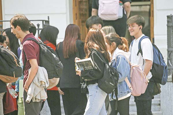 Startups y bitcoin redefinen la educación económica en Chile