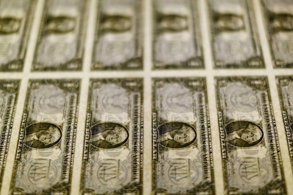 El dólar sube leve en la apertura por baja del cobre y con mercados de EEUU cerrados