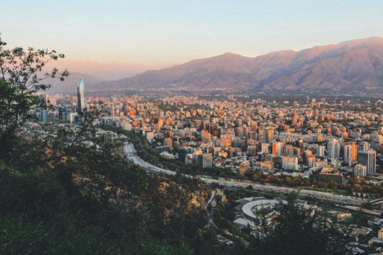 <p>Comienzan a salir cifras definitivas: Chile se queda detrás de la expansión económica de Brasil y Perú en 2024</p>