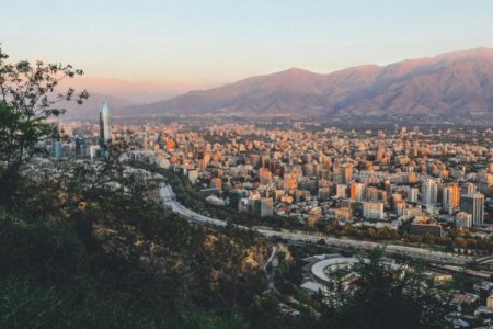 <p>Comienzan a salir cifras definitivas: Chile se queda detrás de la expansión económica de Brasil y Perú en 2024</p>