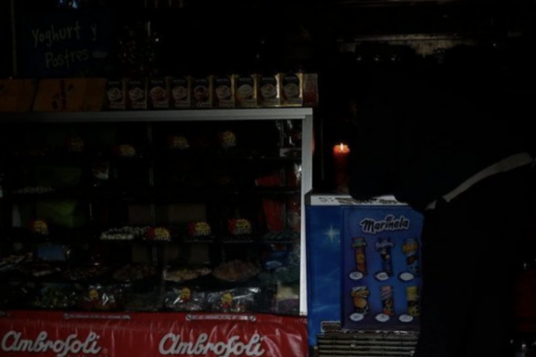 <p>Masivo corte de luz en Chile afecta a varias regiones del país: SEC reporta más de un millón de clientes sin suministro</p>