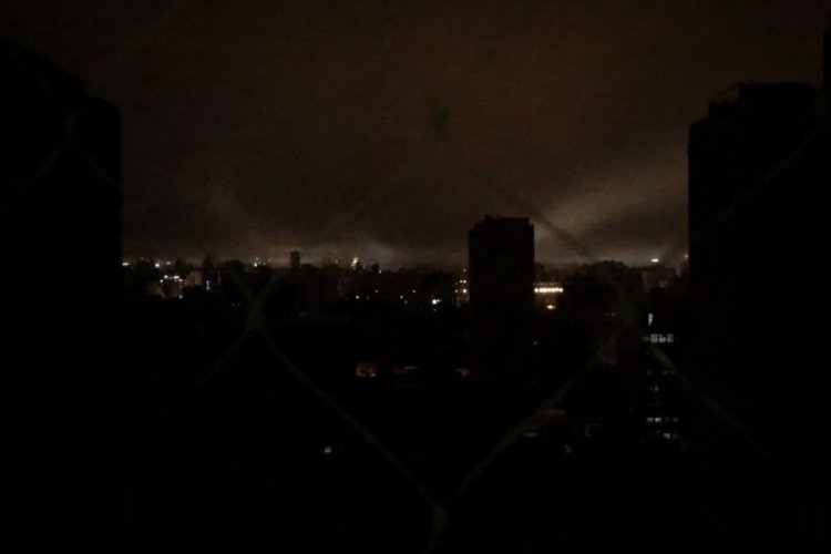 <p>Corte de luz masivo en Chile recuerda el “grave e inédito” apagón de Argentina, el más grande de su historia</p>