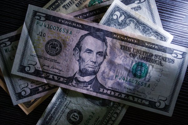 Dólar inicia estable en la apertura a la espera de cifras económicas desde EEUU