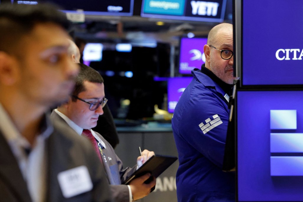 Nasdaq pierde más de 1% en fuga hacia activos seguros tras nueva encuesta de confianza del consumidor en EEUU