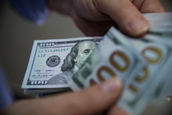 Dólar se mantiene estable ante incertidumbre económica y amenazas comerciales