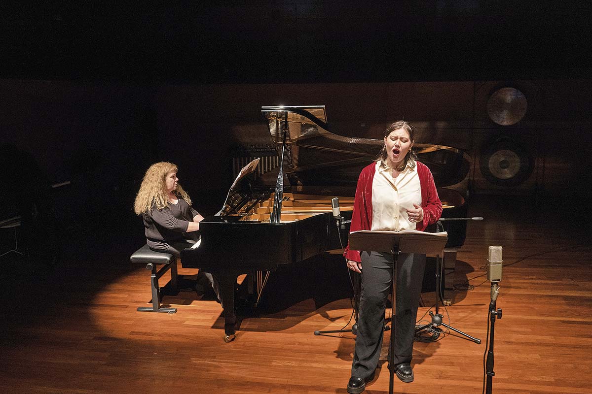 <p>Florencia Novoa: la compositora y cantante lírica que abre la temporada de conciertos del Teatro Municipal de Santiago</p>