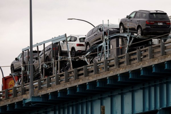 Trump dialoga con líderes de GM y Ford sobre posibles cambios en aranceles