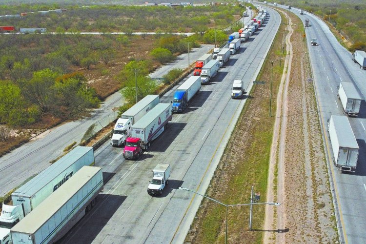 <p>Unos 200.000 camiones se atoran en aduanas mexicanas por pago de aranceles</p>