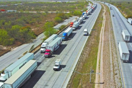 <p>Unos 200.000 camiones se atoran en aduanas mexicanas por pago de aranceles</p>