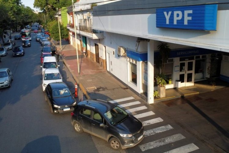 <p>Ganancias de petrolera argentina YPF crecen un 15% en 2024: exportaciones a Chile subieron 174%</p>