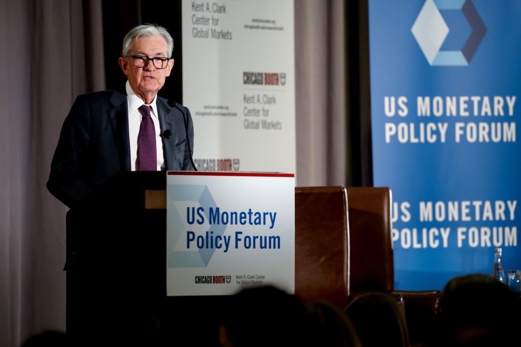 Presidente de la Fed reconoce incertidumbre económica, sin apresurarse en recortes de tasas