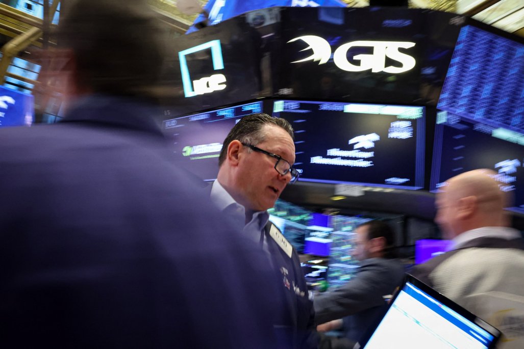 Wall Street se tiñe de rojo: Nasdaq cae casi un 4% tras comentarios de Trump