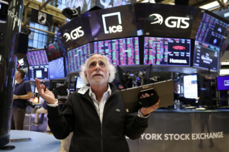 <p>Wall Street se tiñe de rojo y el Nasdaq se hunde 3,6% tras comentarios de Trump que reforzaron temores económicos</p>