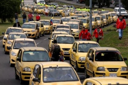 <p>De rivales a aliados: taxis y plataformas de transporte sellan una nueva era en Colombia</p>