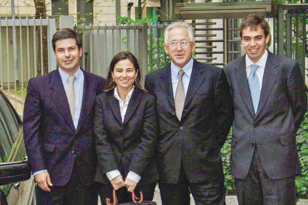 <p>Andrés Osorio en la izquierda, en Londres, en abril de 2004, un mes antes de que Cencosud saliera a la bolsa. Está junto a banqueros del BBVA y a Horst Paulmann.</p>