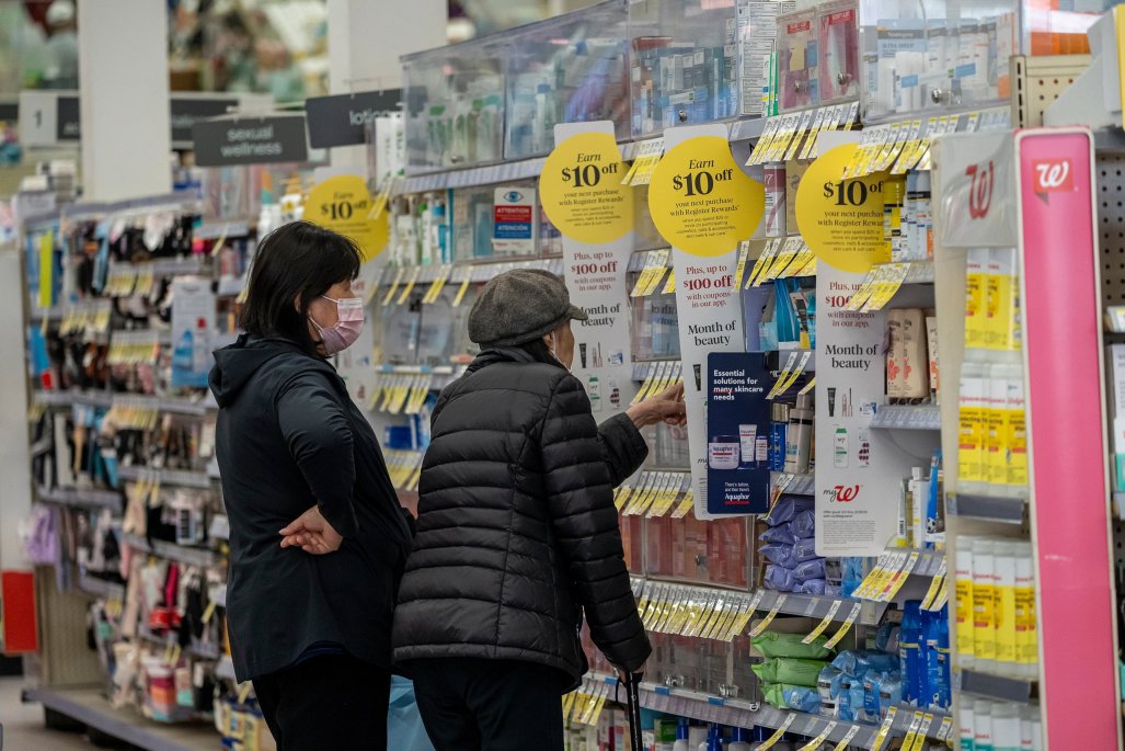 Caída de confianza del consumidor en EEUU: ¿Impacto en la economía global?