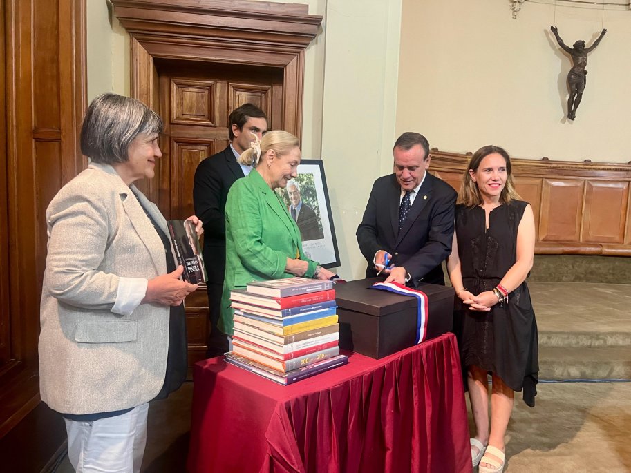 Convenio entre Fundación Piñera y UC para preservar legado histórico