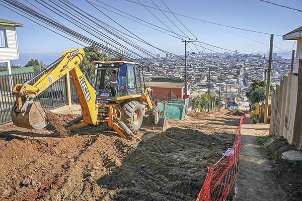 Exministros analizan los cambios en el MOP y delinean desafíos por presupuesto histórico de la cartera para 2025