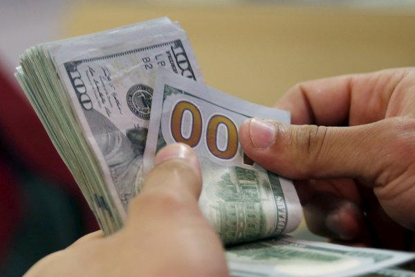 <p>El dólar baja de $920 en la apertura luego que el cobre roza los US$ 5 y tras datos del PIB y cuenta corriente en Chile</p>