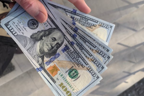 <p>Dólar cae levemente bajo $ 920 ante un cobre en niveles de US$ 5 por libra y positiva sorpresa en el PIB nacional</p>