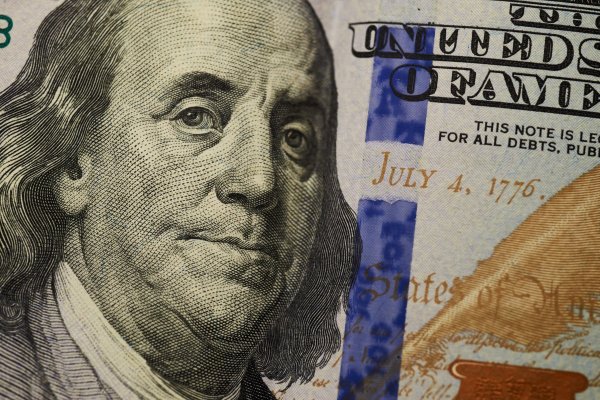 <p>Dólar cierra bajo $ 920 en nuevos mínimos con el cobre a US$ 5 por libra y positiva sorpresa de PIB en Chile</p>