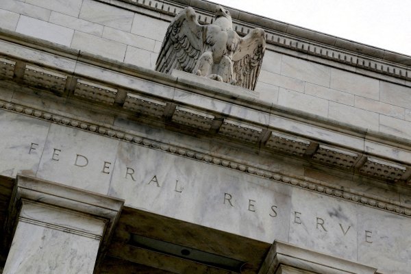 <p>La Reserva Federal mantiene tasas sin cambios, pero recorta proyecciones de crecimiento y sube las de inflación</p>