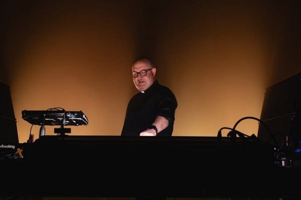 De la Iglesia a la tornamesa: el “cura DJ” que visitó esta semana Santiago