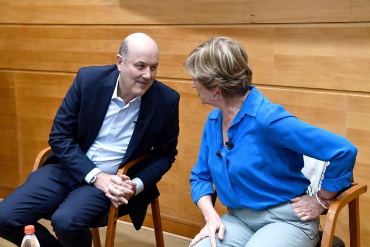 <p>Ministro argentino Federico Sturzenegger anima a la candidata presidencial chilena, Evelyn Matthei, a aplicar la motosierra en su eventual gobierno</p>