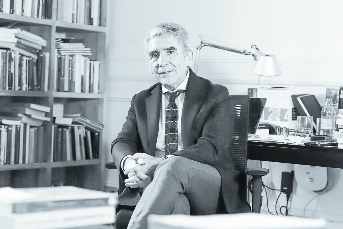 <p>Un inspirado Carlos Peña cita a Freud, a Sartre, a Kant en premiación de cronista argentina</p>