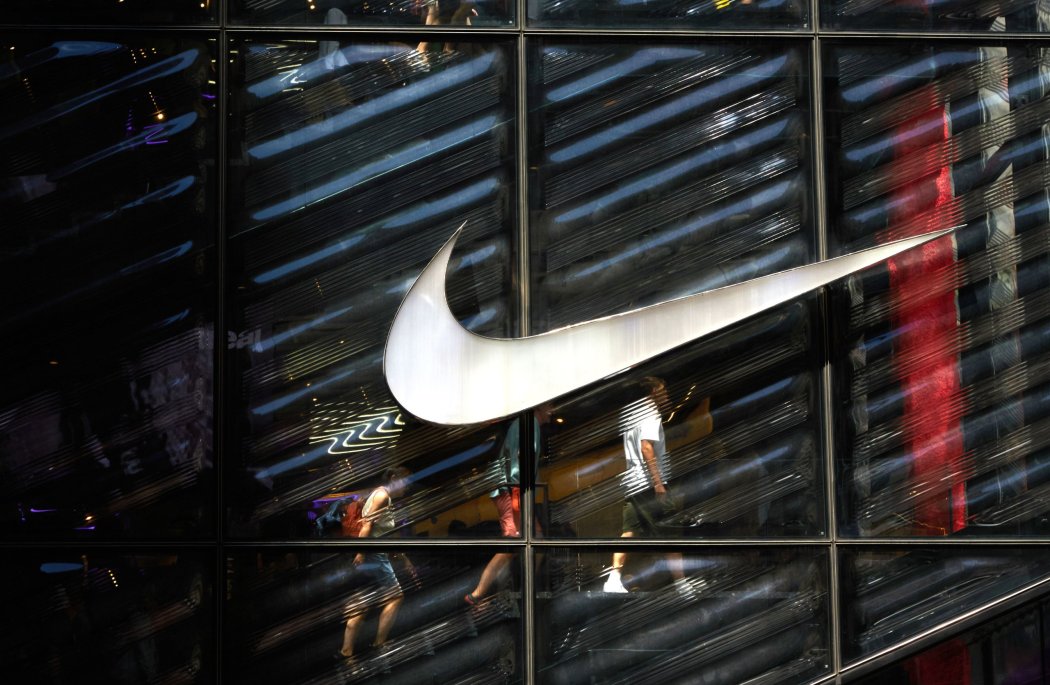 Caída del valor de Nike: Impacto de aranceles y proyecciones débiles