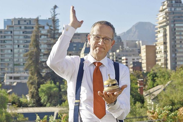 El irreverente Richard Quest: sus análisis desde una azotea en Santiago