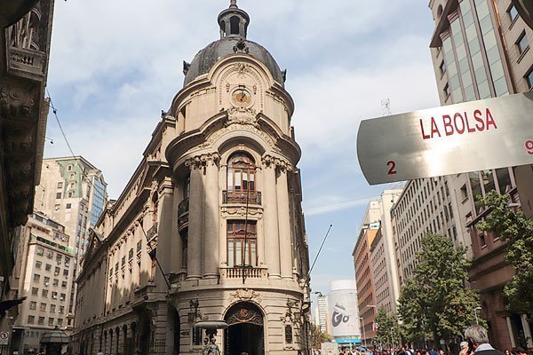 <p>IPSA cierra con leve alza en medio de rebalanceo que incorporó a las acciones de ILC al selectivo chileno</p>