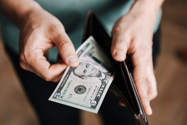 <p>Dólar se negocia al alza sobre $ 930 ante corrección del cobre Comex y previo al anuncio del Banco Central</p>